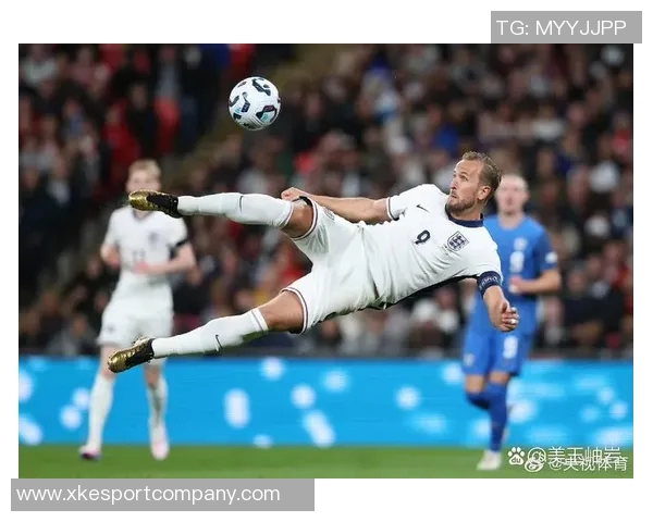 宽萨首秀成英格兰队史第1297位球员荣获纪念帽子庆祝新里程碑