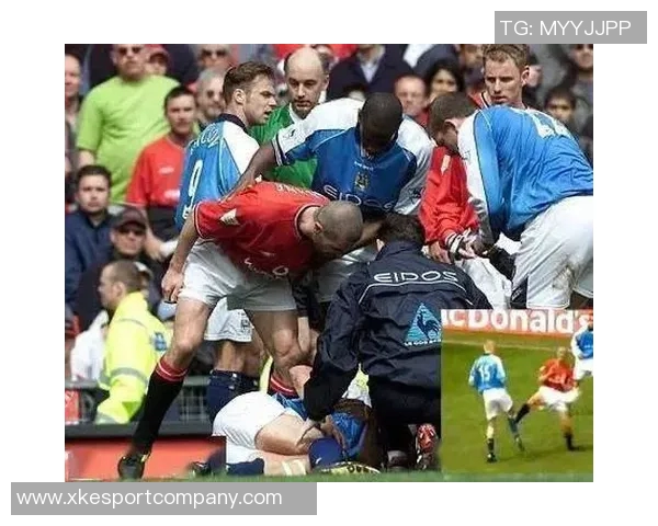 哈兰德铲射破门遭遇重创下身撞击立柱瞬间令人心疼